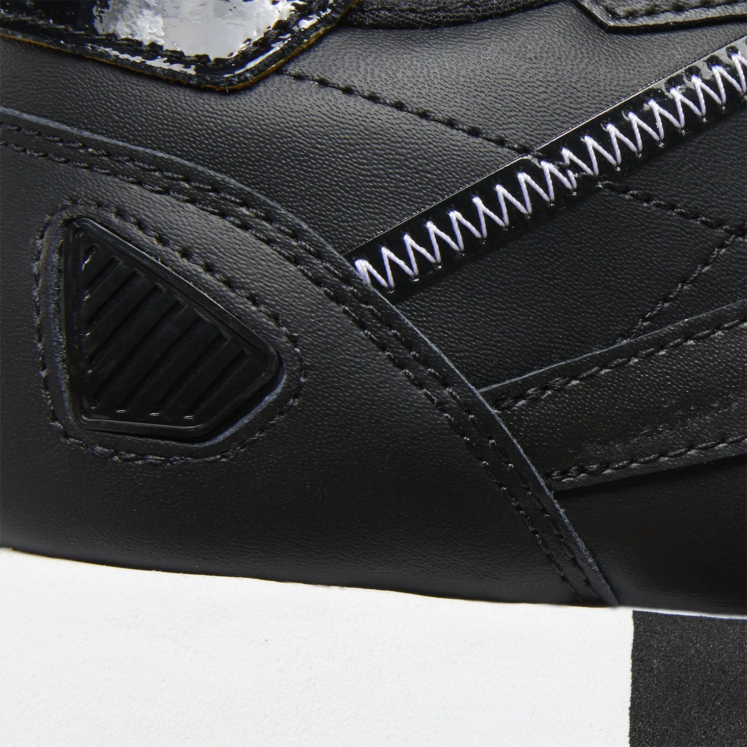 Classic leather ree:dux 'black gold' Reebok sneakers, black